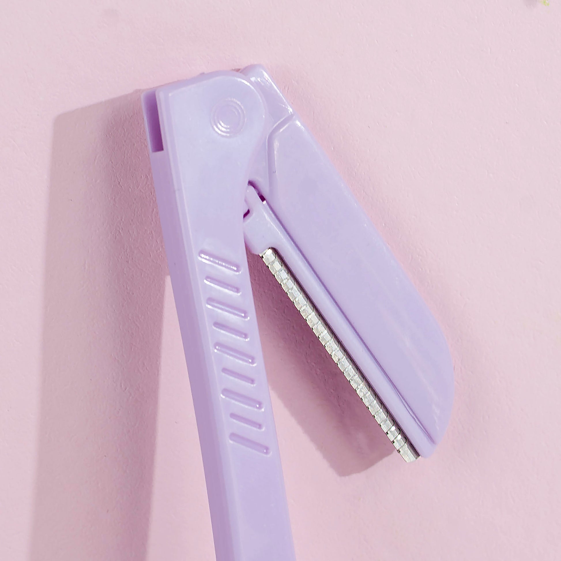 52 56 382 Brushworks Eyebrow Razors - Pastel OOP (2).jpg