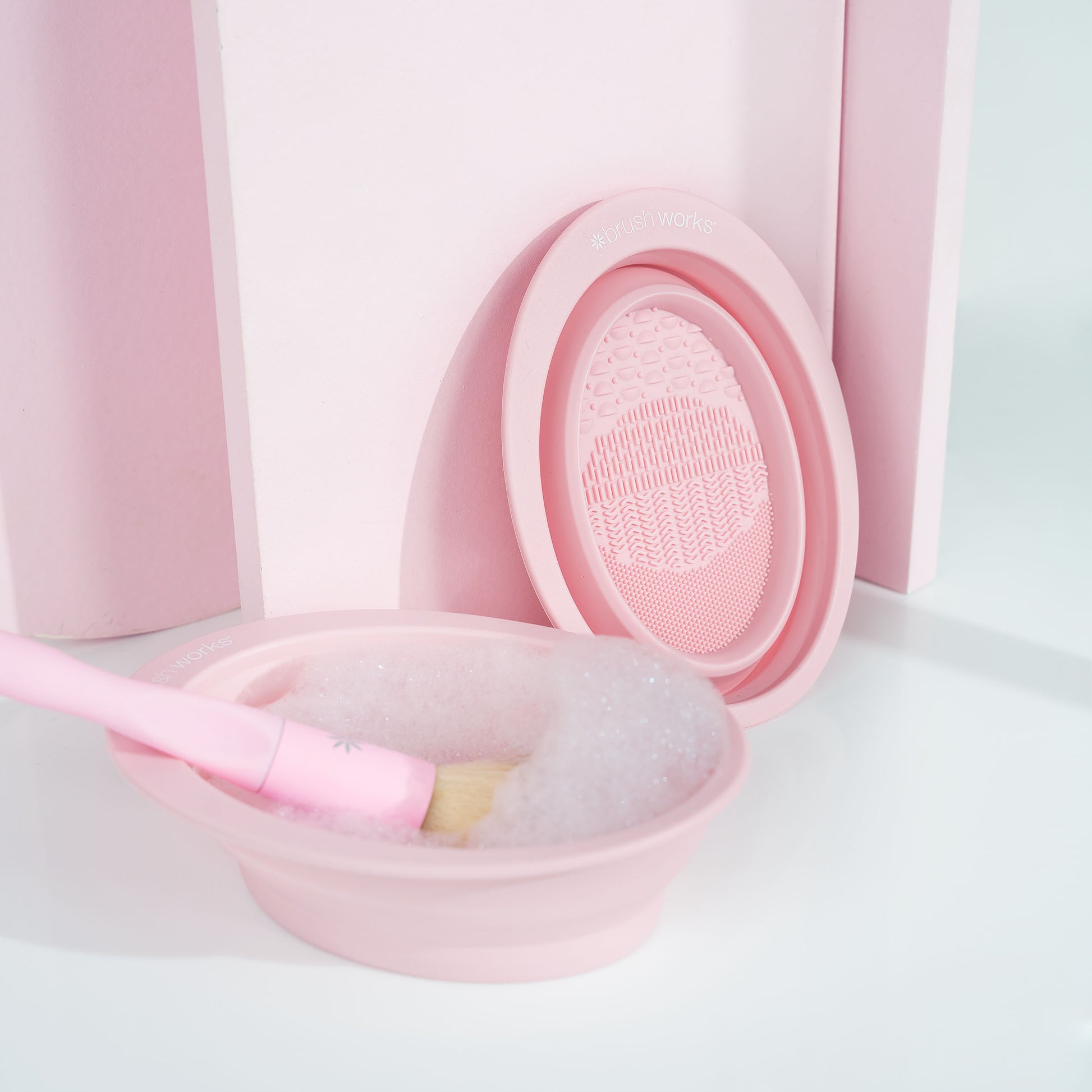 52 56 446 Brushworks Silicone Makeup Brush Cleaning Bowl OOP (3).jpg
