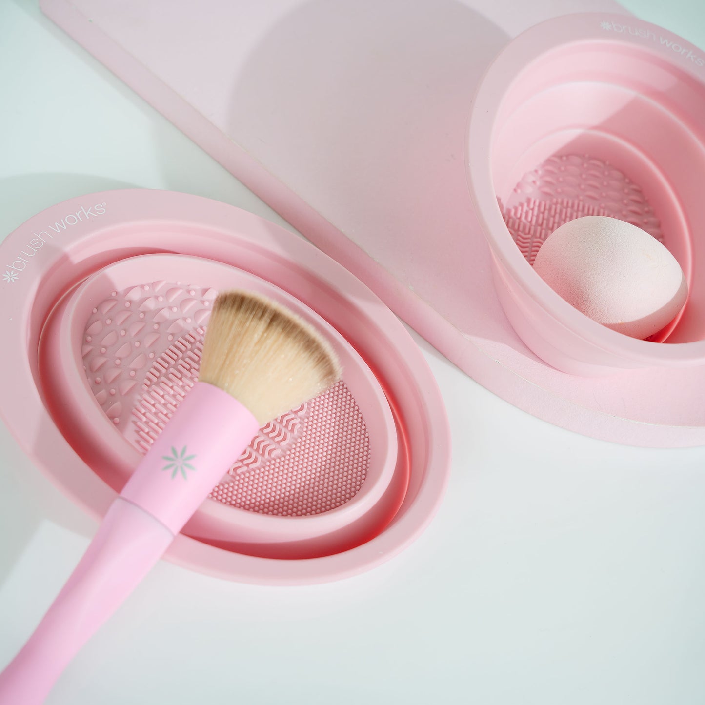 52 56 446 Brushworks Silicone Makeup Brush Cleaning Bowl OOP (4).jpg