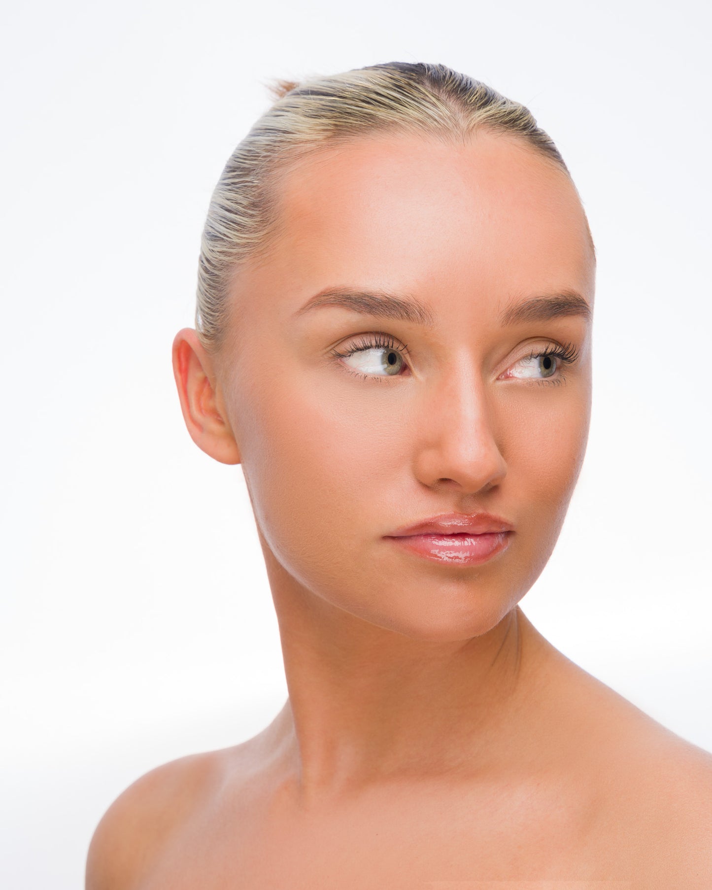 52 56 449 Brushworks Gradual Tanning Face Mist Medium MS (After).jpg