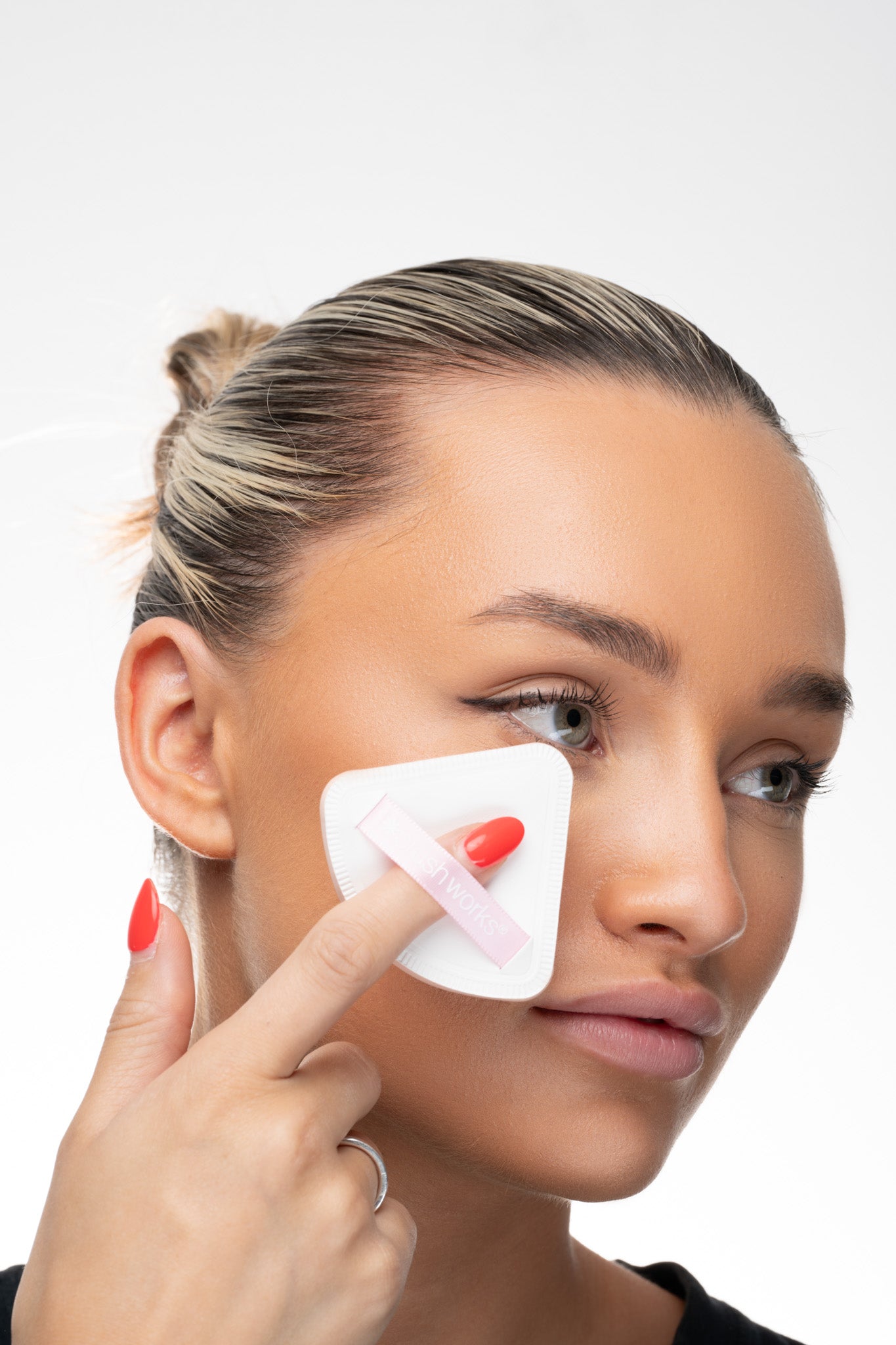 52 56 460 Brushworks Triangular Pillow Puff Duo MS (2).jpg