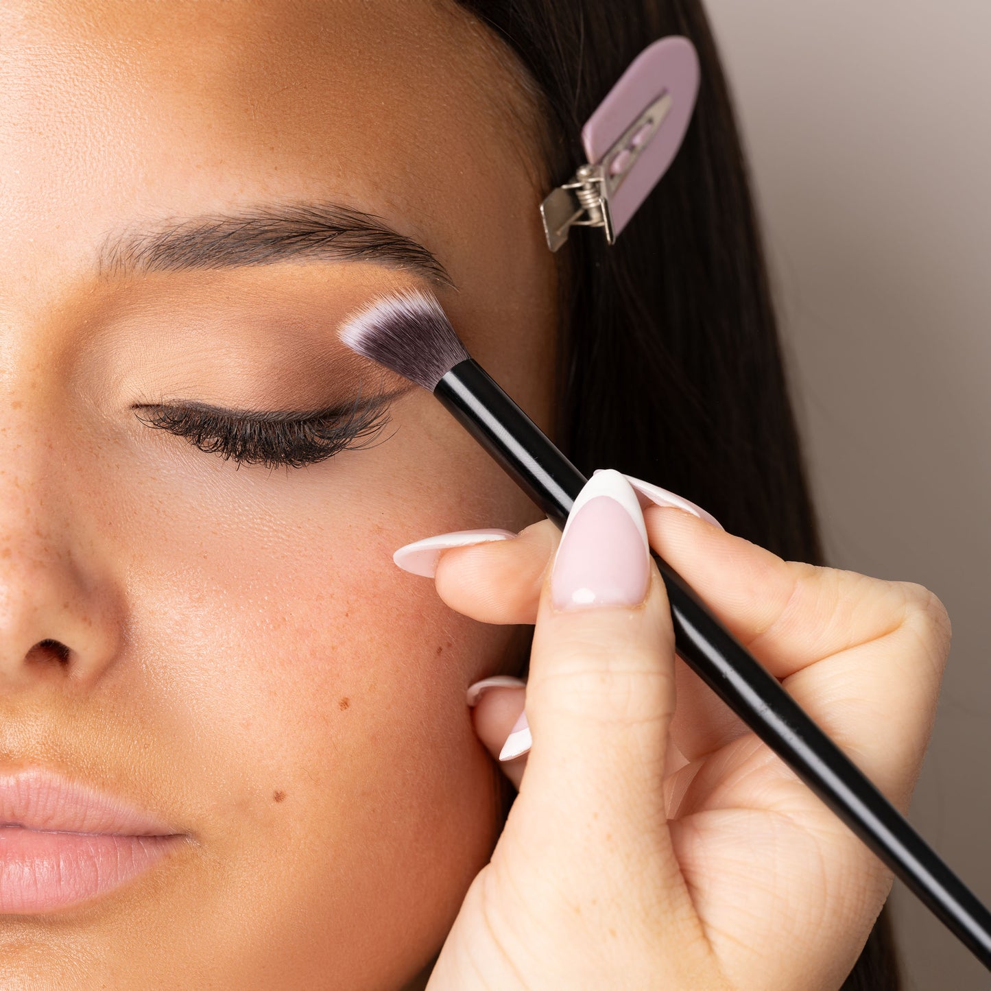 52 56 480 Brushworks No. 15 Angled Blending Eye Brush MS.jpg