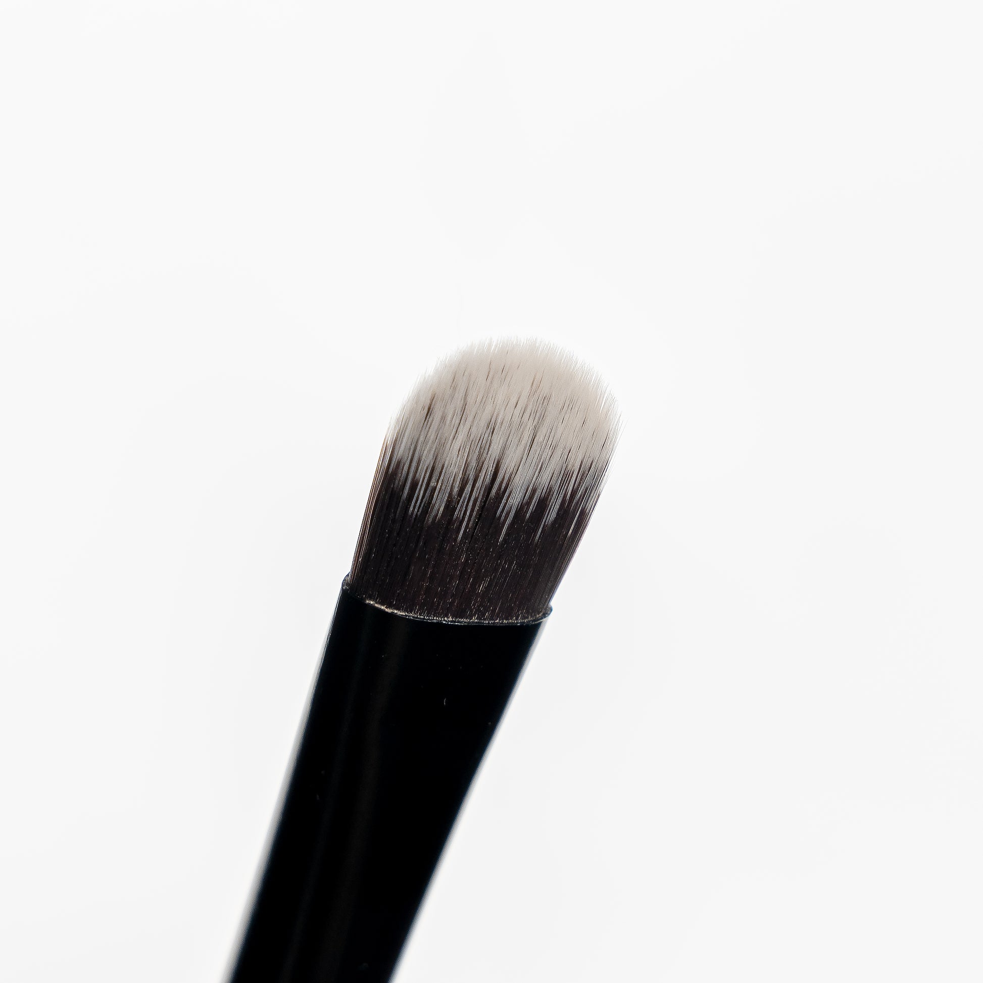 52 56 484 Brushworks No. 18 Flat Eye Brush OOP (1).jpg