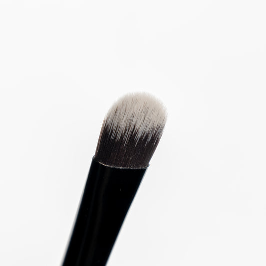 52 56 484 Brushworks No. 18 Flat Eye Brush OOP (1).jpg