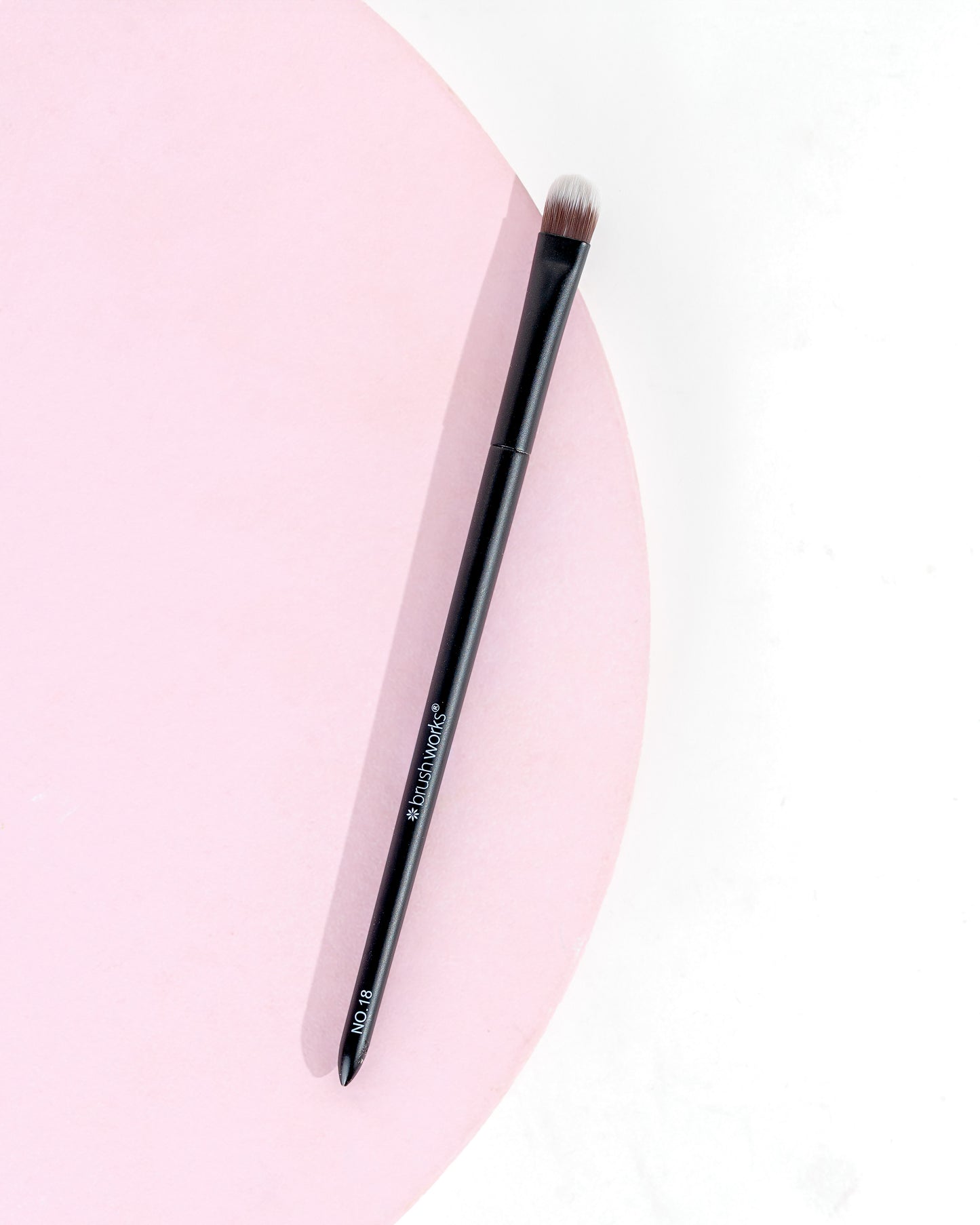 52 56 484 Brushworks No. 18 Flat Eye Brush OOP (2).jpg