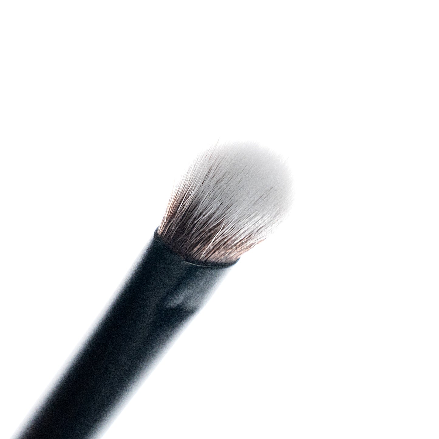 52 56 488 Brushworks No. 19 Crease Blending Eye Brush OOP (1).jpg