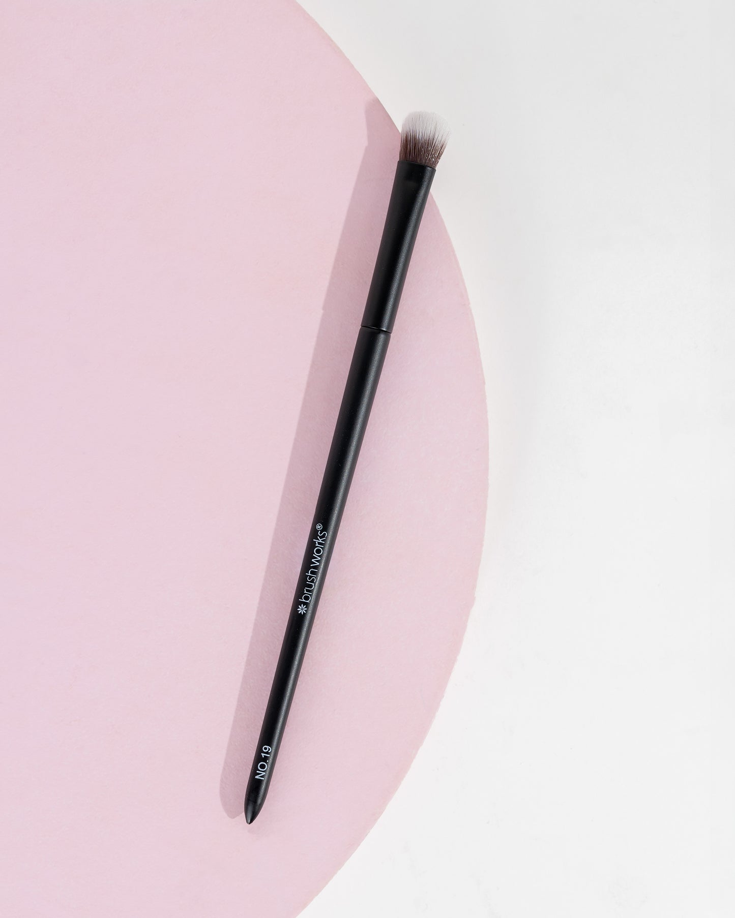 52 56 488 Brushworks No. 19 Crease Blending Eye Brush OOP (2).jpg