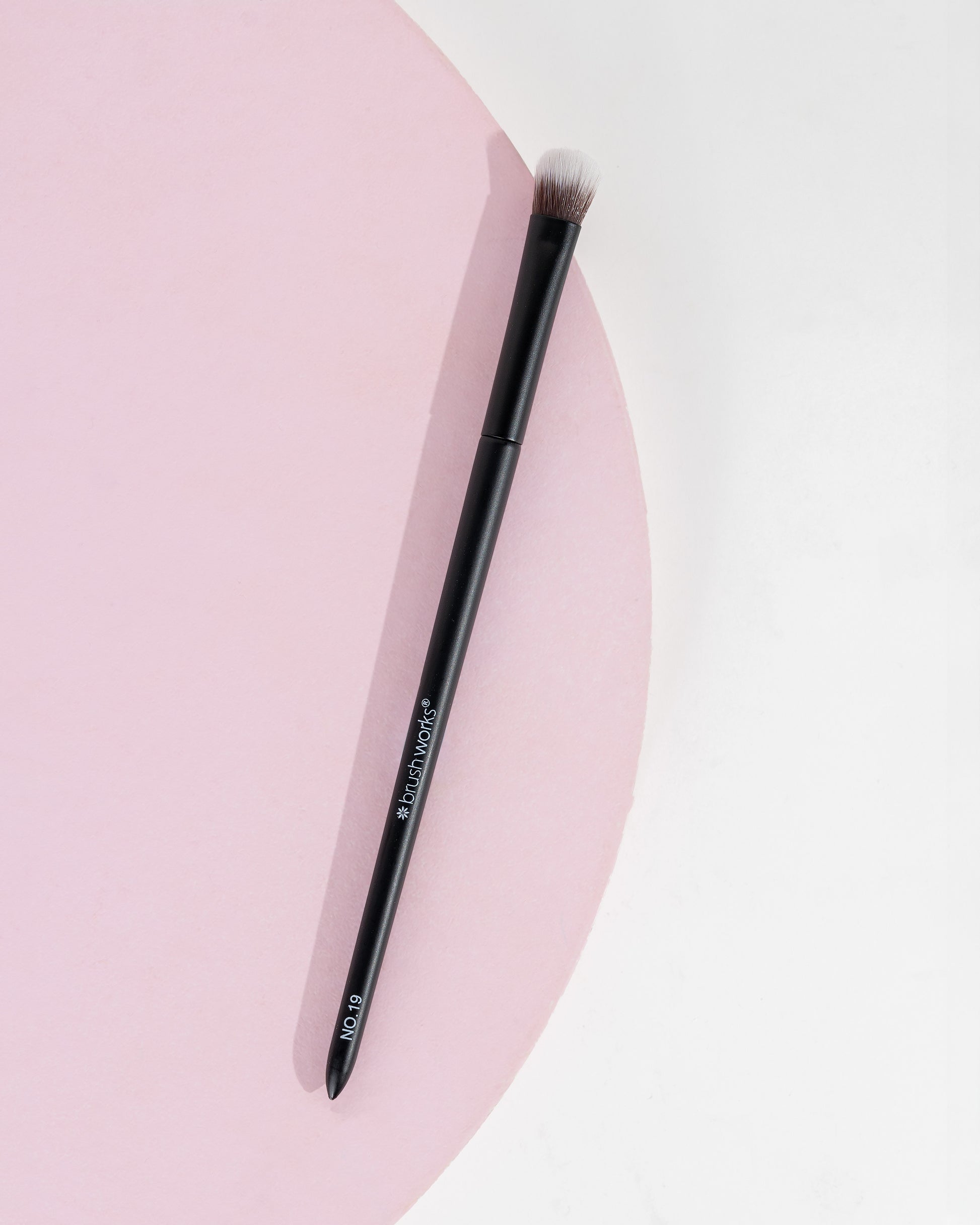52 56 488 Brushworks No. 19 Crease Blending Eye Brush OOP (2).jpg