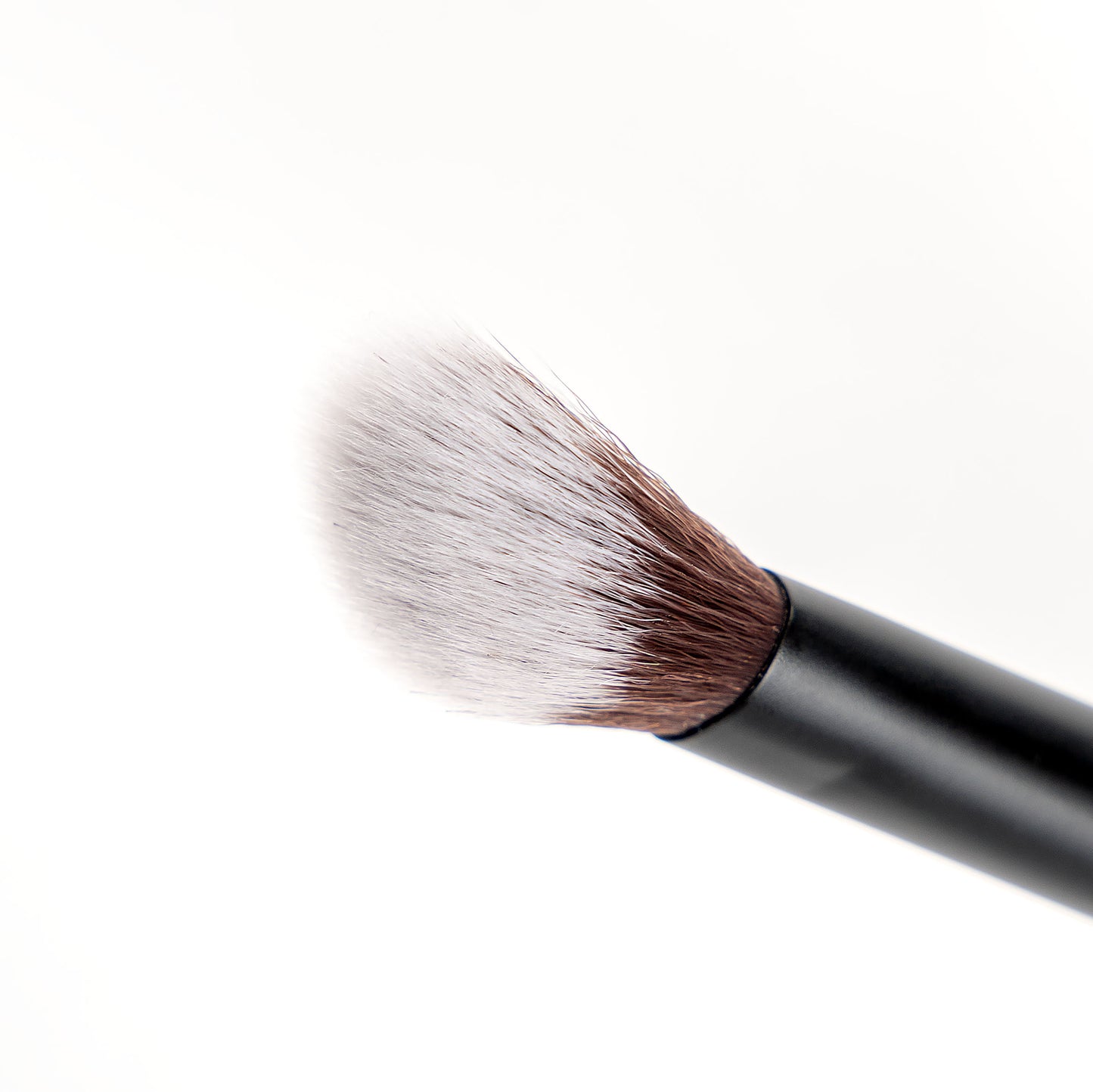 52 56 526 Brushworks No. 25 Brightening Concealer Brush OOP (3).jpg