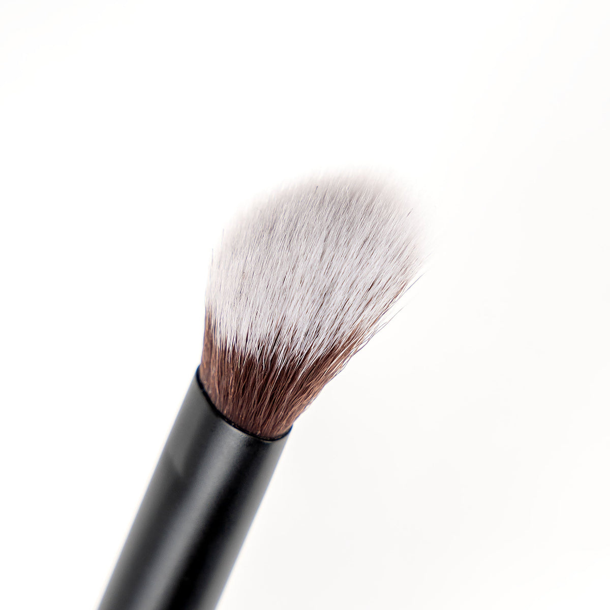 52 56 526 Brushworks No. 25 Brightening Concealer Brush OOP (3).jpg