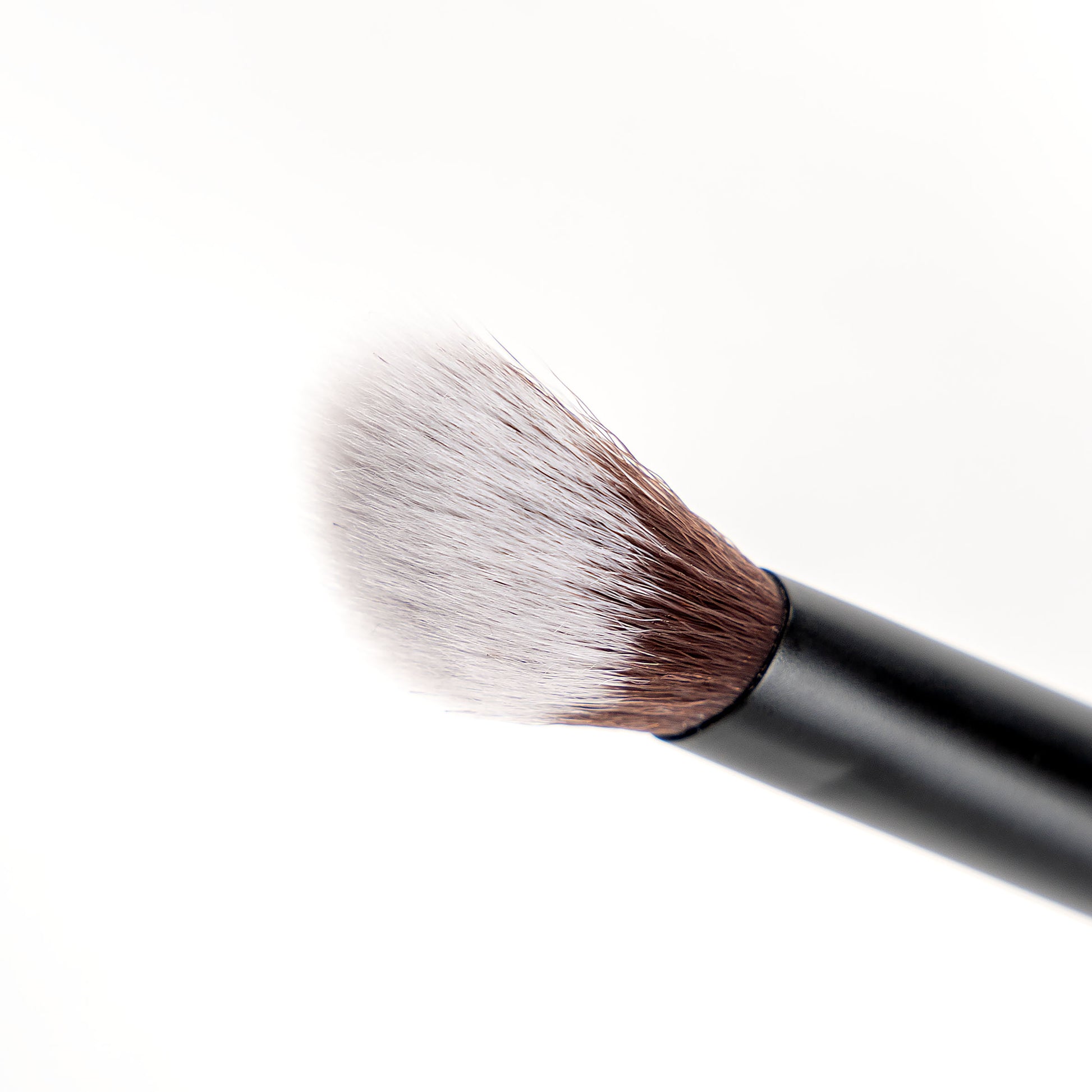 52 56 526 Brushworks No. 25 Brightening Concealer Brush OOP (3).jpg