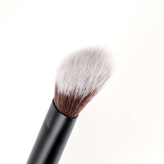 52 56 526 Brushworks No. 25 Brightening Concealer Brush OOP (3).jpg