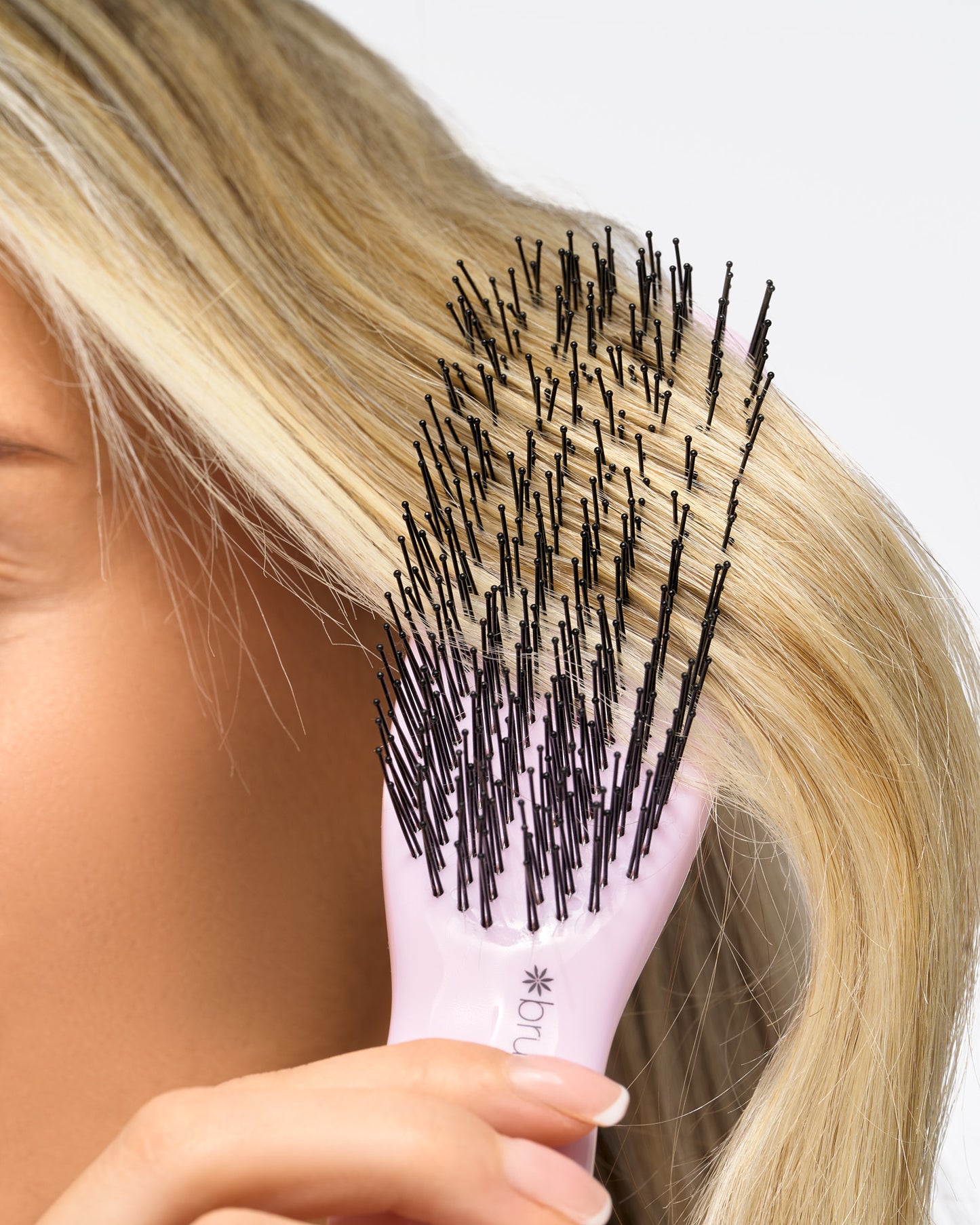 52 56 557 Brushworks Easyglide Detangling Brush MS (3).jpg