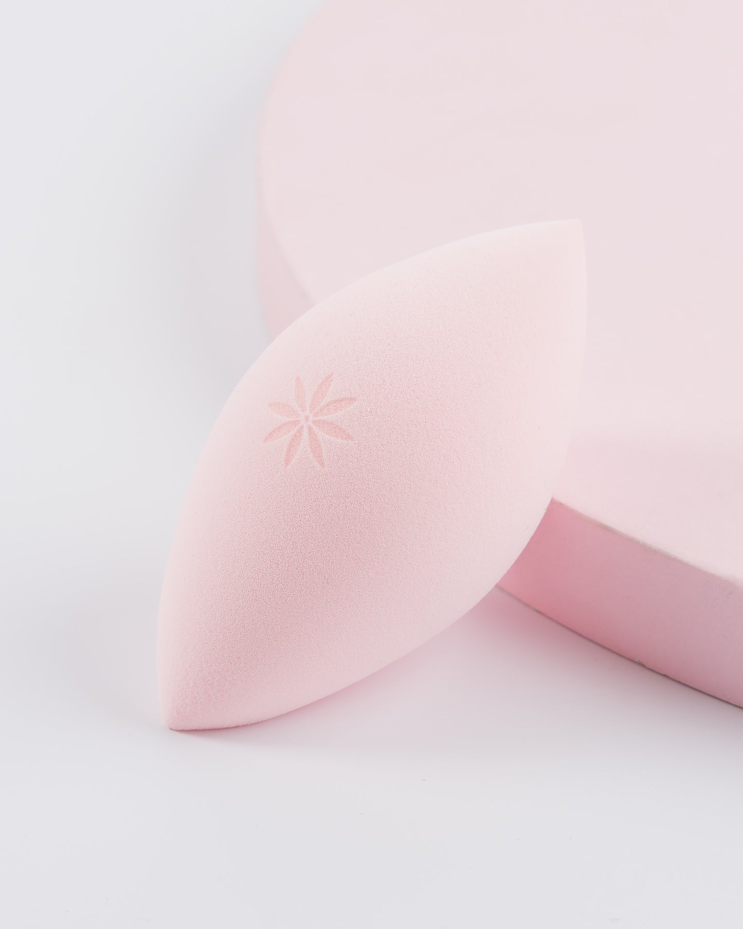 52 56 560 Brushworks Precision Oval Complexion Sponge OOP (3).jpg
