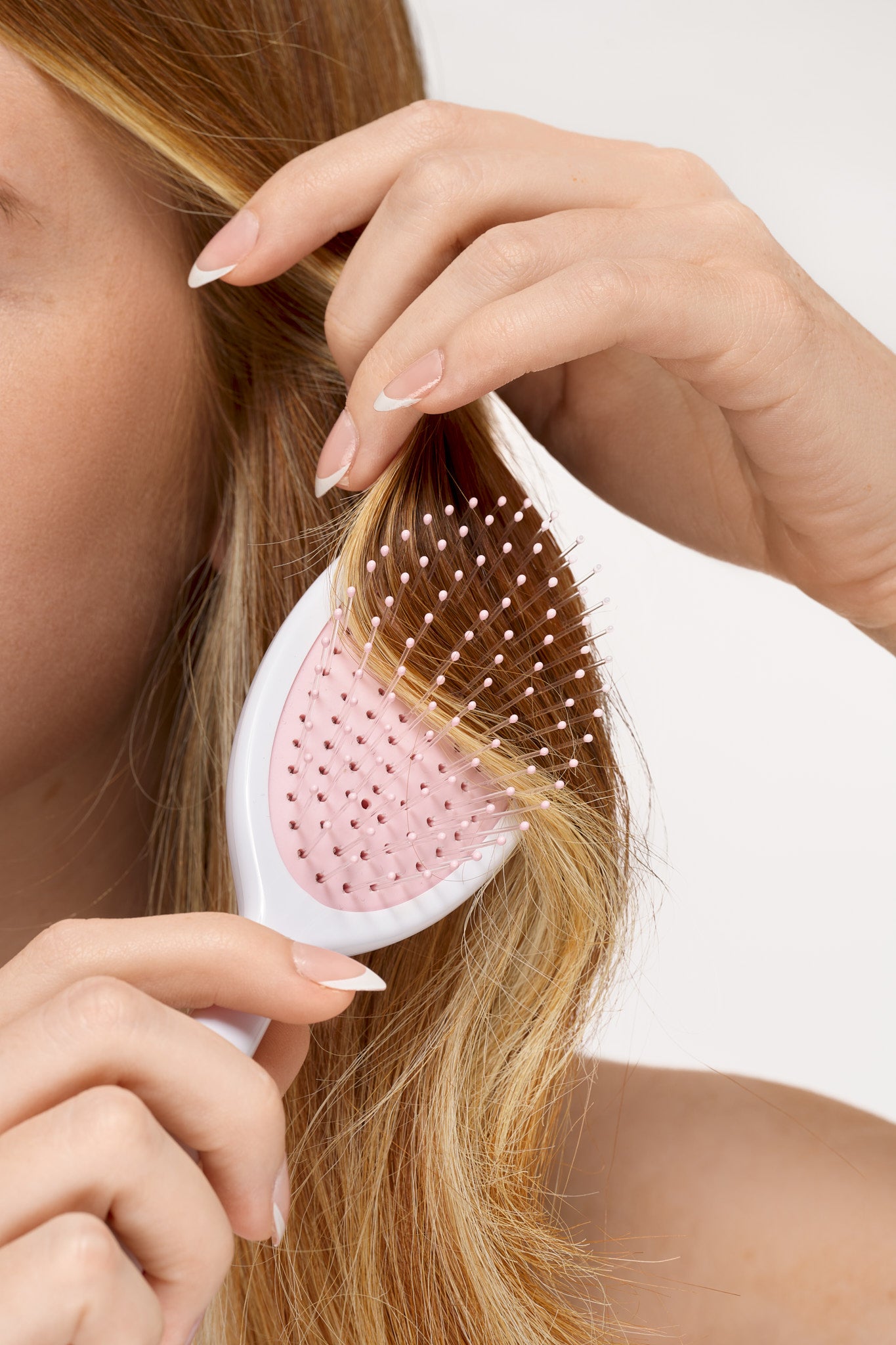 52 56 568 Brushworks Travel Detangling Hair Brush MS.jpg