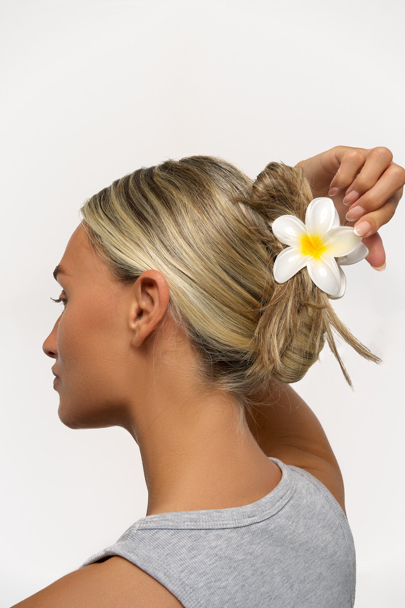 52 56 589 Brushworks Tropical Flower Claw Clips MS.jpg