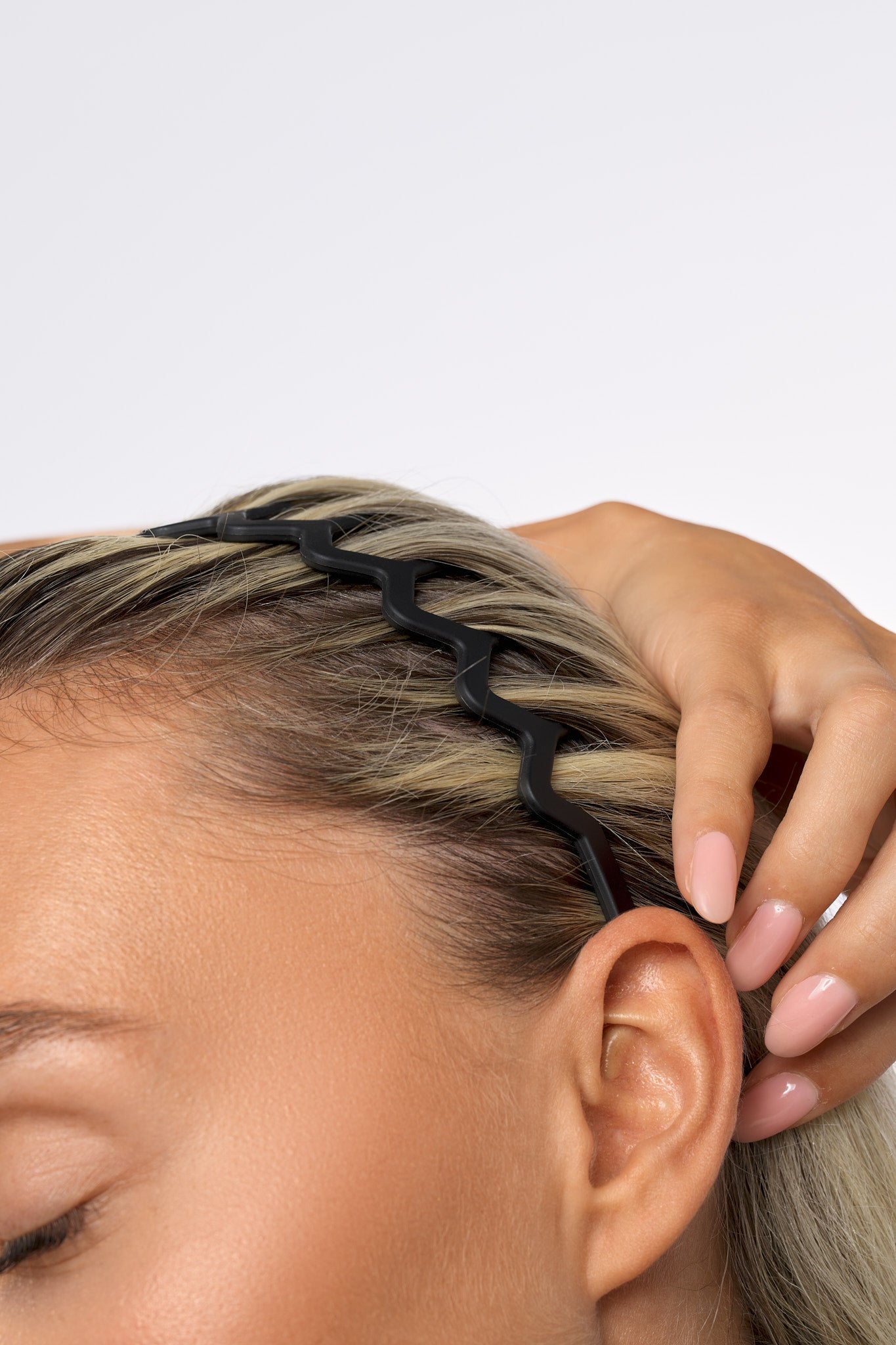 52 56 593 Brushworks Neutral Zig Zag Headbands Black MS.jpg