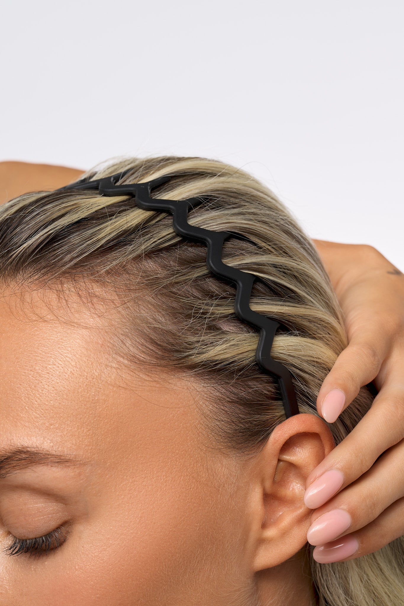 52 56 593 Brushworks Neutral Zig Zag Headbands Black MS (1).jpg